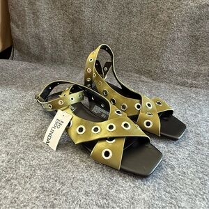 No Boundaries Strappy Sandal’s Women’s Size 8 Memory Foam New Olive Green